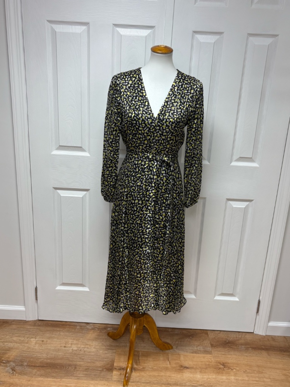 Alice+Olivia Coco Neon V-Neck Midi Dress - Size 6.